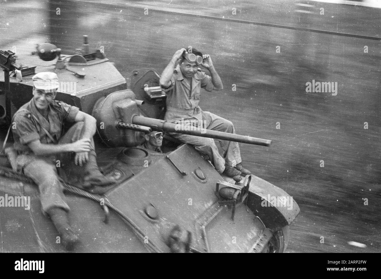 [Stuart Tank with crew] Data: Aprile 1947 Località: Indonesia, Indie Orientali Olandesi Foto Stock