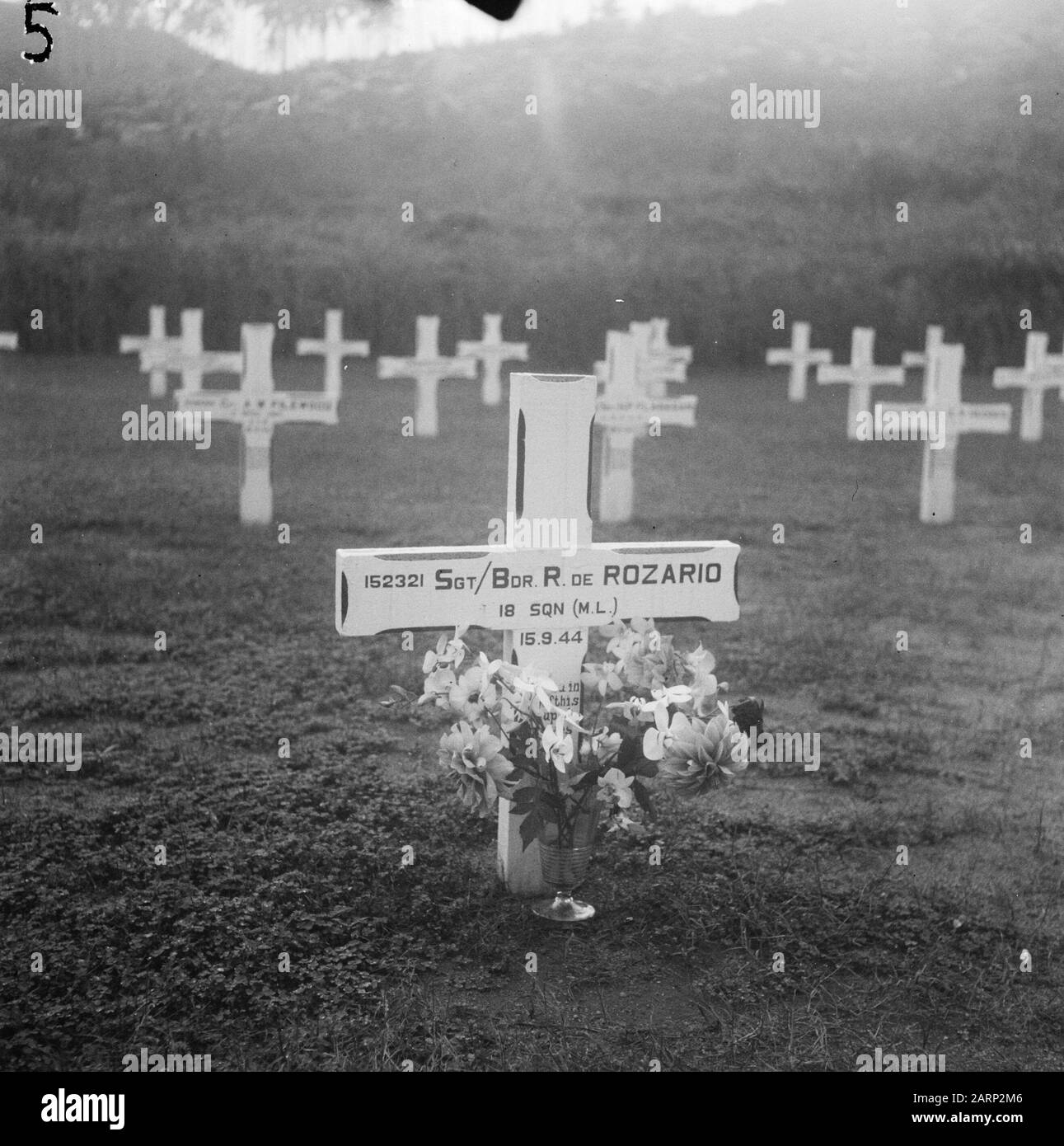 Cimitero Onorario Ambon. Croce sulla tomba di sergt. Oh, Bor. R. de Rozario (18 Sqn M.L.) pedegree numero 152321, ucciso 15-9-1944 Annotazione: René de Rozario. Nato il 12 maggio 1921 a Padang. Morto il 15 settembre 1944 a Langgoer, KEI-isole a / b aereo N5-222 Data: 1947 posizione: Ambon, Indonesia, Indie orientali olandesi Foto Stock