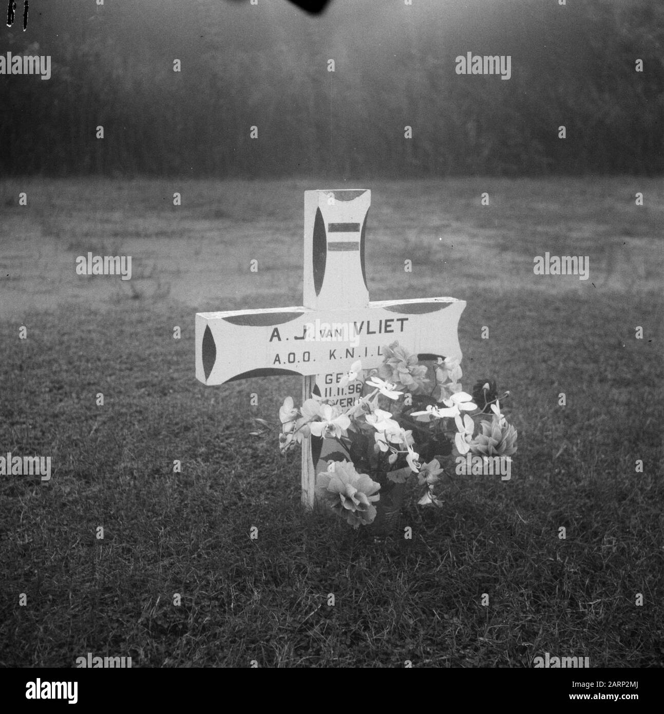 Cimitero Onorario Ambon. Croce sulla tomba di A.J. van Vliet, AOO KNIL. Nato Il 11-11-1896. Nota: Albertus Jacobus van Vliet Nato l'11 novembre 1896 a Nieuwer-Amstel. Morto Il 15 Maggio 1943 Ad Amahei, Ceram Data: 1947/01/01 Luogo: Ambon, Indonesia, Indie Orientali Olandesi Foto Stock