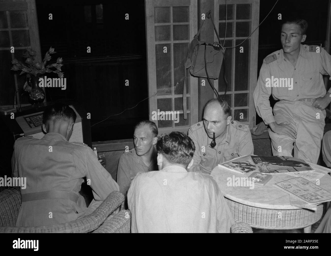 [Un gruppo di soldati che ascoltano la radio] Data: 1947/01/01 luogo: Indonesia, Indie orientali olandesi Foto Stock