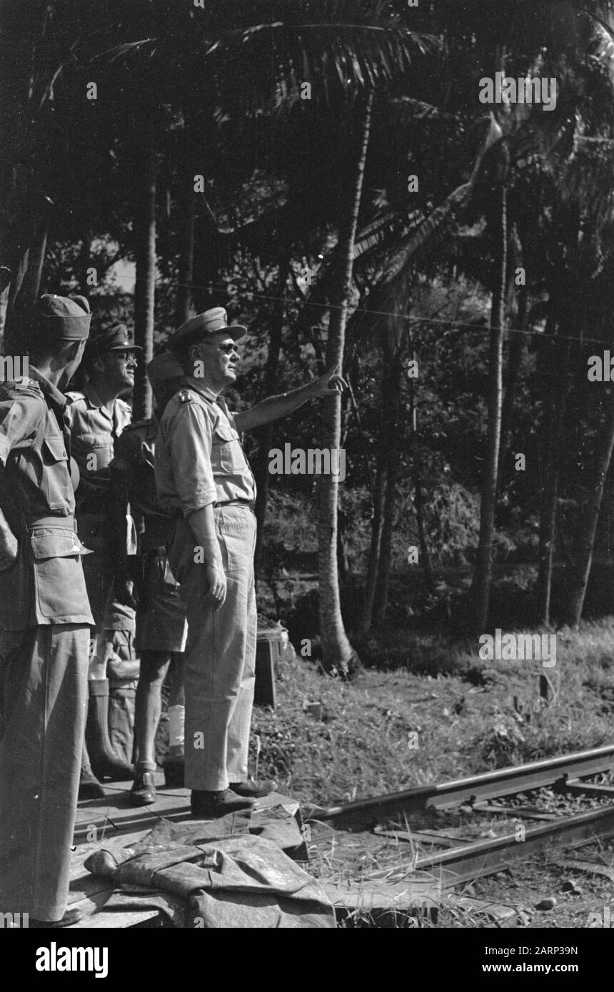 Visita di ispezione generale H.J. Riccioli attraverso l'Indonesia [General Kruls si erge su un altopiano su una linea ferroviaria (a lorrie?) e ottiene la spiegazione] Data: Maggio 1947 Località: Indonesia, Indie orientali olandesi Foto Stock