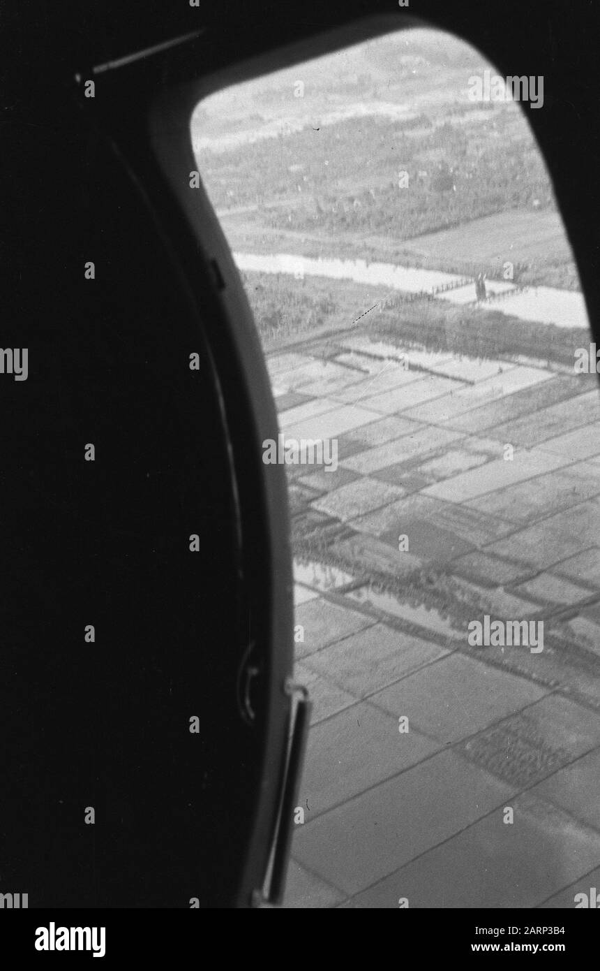 Reportage aeroporto Djokja, arrivo Catalina Repubblica, implicando membri Commissione di Buoni servizi ] Vista di risaie e un fiume dalla finestra di un aereo] Data: 19 dicembre 1948 luogo: Indonesia, Indie orientali olandesi Foto Stock