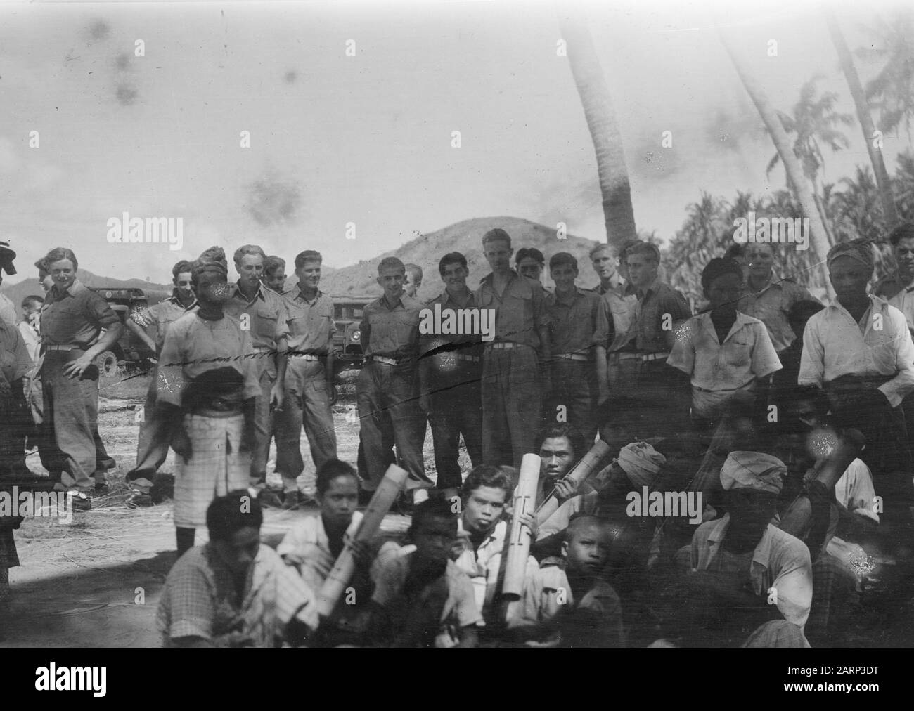 [Un gruppo musicale nativo è ferito con strumenti di bambù. Dietro di loro un gruppo di soldati olandesi] Data: 1947/01/01 luogo: Indonesia, Indie orientali olandesi Foto Stock
