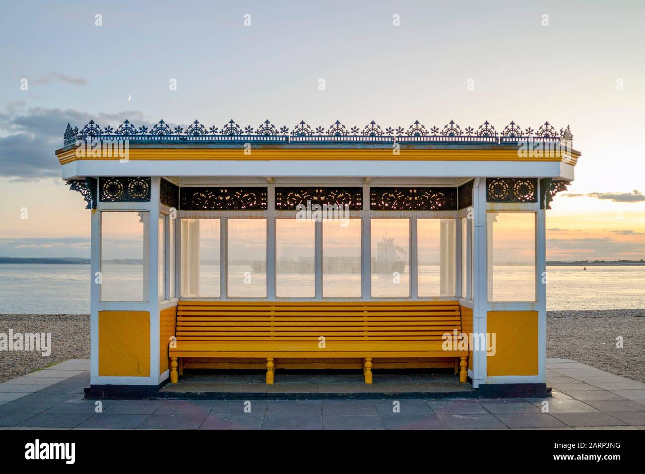 Bella gialla vintage fermata autobus vicino al mare a Portsmouth, Gran Bretagna Foto Stock