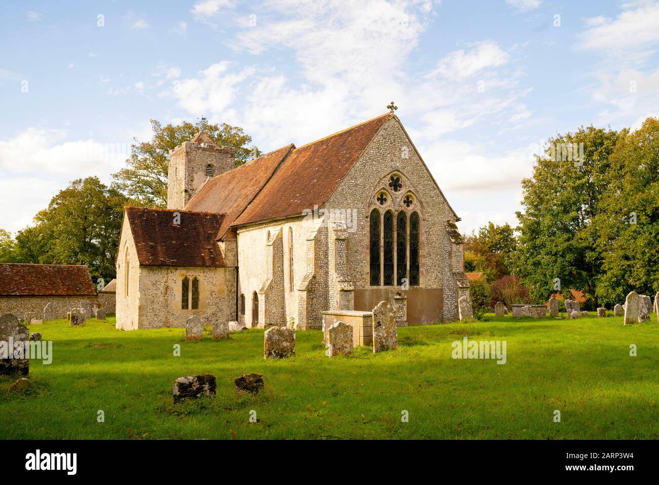 Vecchia chiesa britannica in pietra situata nell'area rurale nel sud dell'Inghilterra, Regno Unito Foto Stock