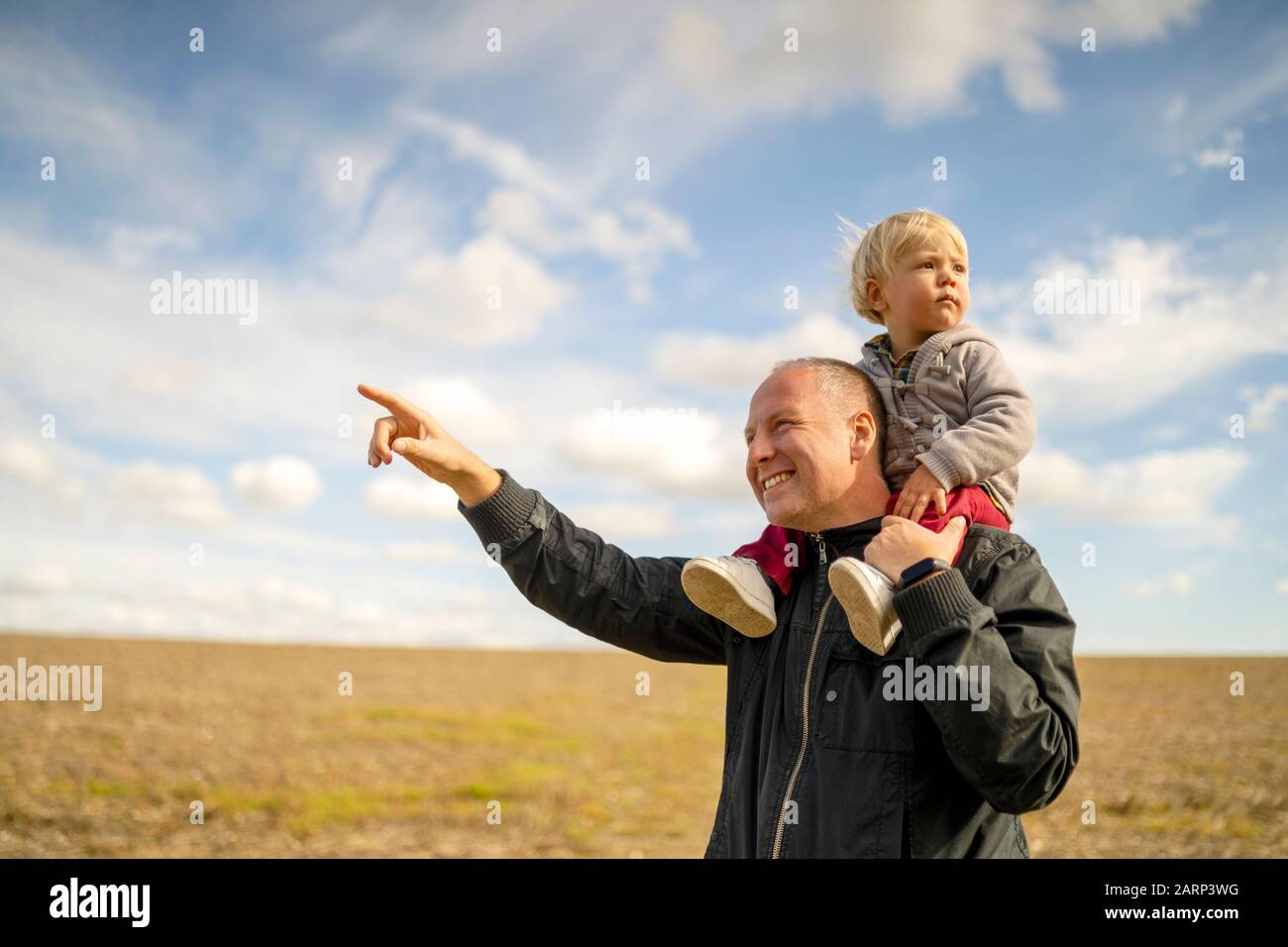 Padre e figlio che guardano in due direzioni diverse. Distanza di generazione. Difficoltà di upporting Foto Stock