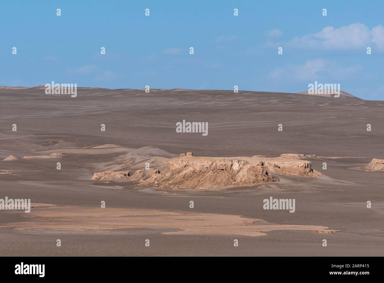 le pietre di sabbia bagnate nel deserto di lut Foto Stock