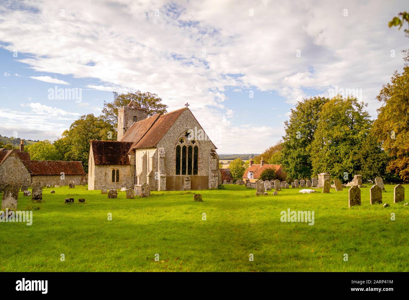 Vecchia chiesa britannica in pietra situata nell'area rurale nel sud dell'Inghilterra, Regno Unito Foto Stock