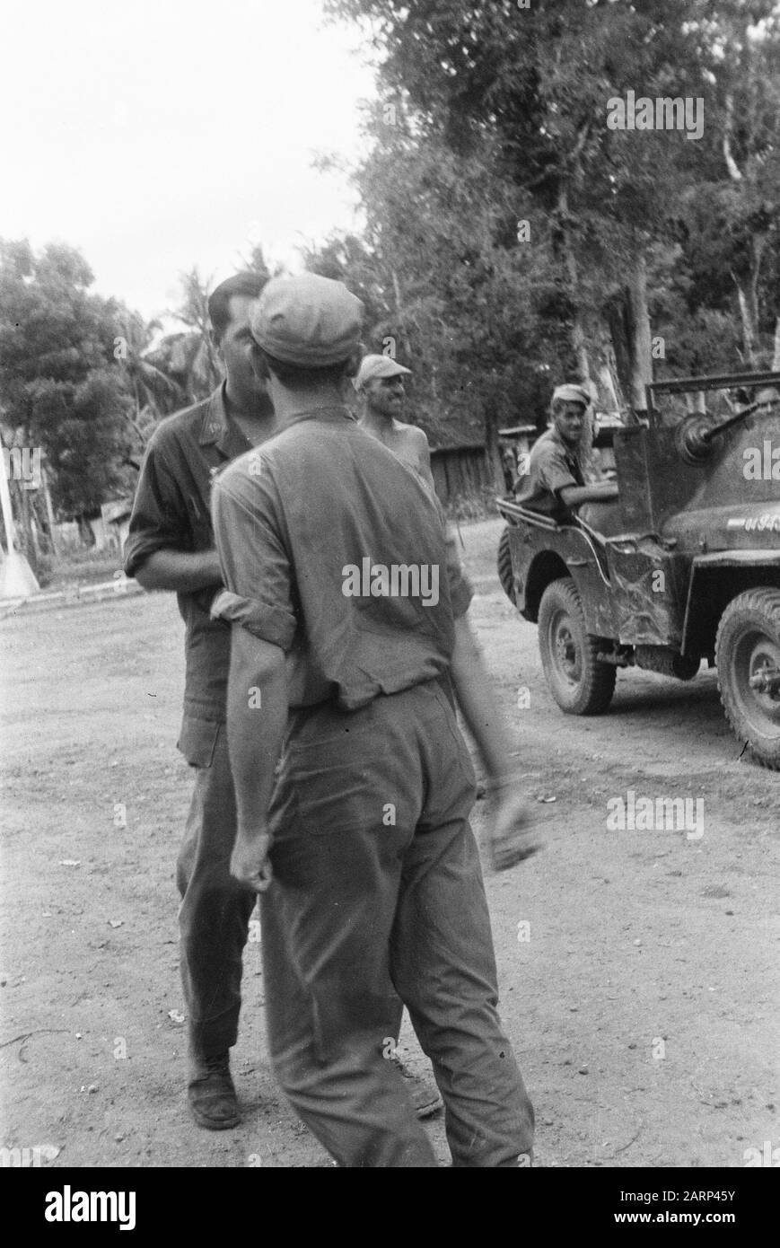 Avanzate a Wonogiri e Patjitan la fanteria di battaglione KNIL ho fornito il primo convoglio a Wonogiri. Durante questo viaggio, che ha attraversato terreni pianeggianti e montani, molti blocchi stradali e altri ostacoli hanno dovuto essere eliminati. Ma lo fecero di nuovo. Avanti! Il resto è finito e la fanteria sale sulle vetture Data: 14 gennaio 1949 luogo: Indonesia, Indie orientali olandesi Foto Stock