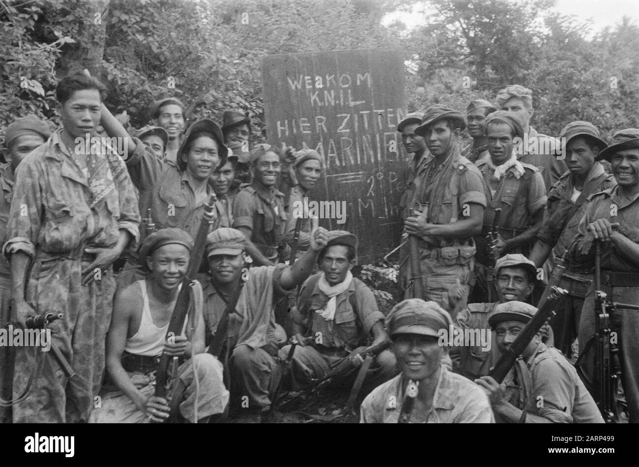 Avanzate a Wonogiri e Patjitan la fanteria di battaglione KNIL ho fornito il primo convoglio a Wonogiri. Durante questo viaggio, che ha attraversato terreni pianeggianti e montani, molti blocchi stradali e altri ostacoli hanno dovuto essere eliminati. Ma lo fecero di nuovo. Il contatto con i Marines è stato fatto e l'obiettivo è stato raggiunto [KNIL soldati posa ad un segno scritto su Welkom K.N.I.L. Qui Sono Marines] Data: 14 Gennaio 1949 Luogo: Indonesia, Java, Indie Orientali Olandesi, Wonogiri Foto Stock