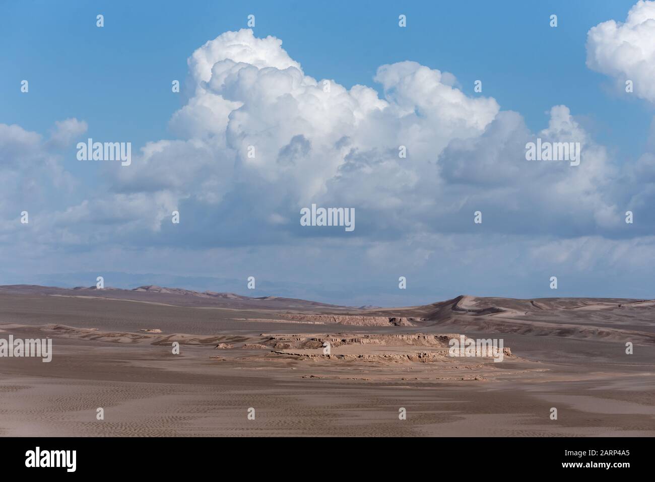 le pietre di sabbia bagnate nel deserto di lut Foto Stock