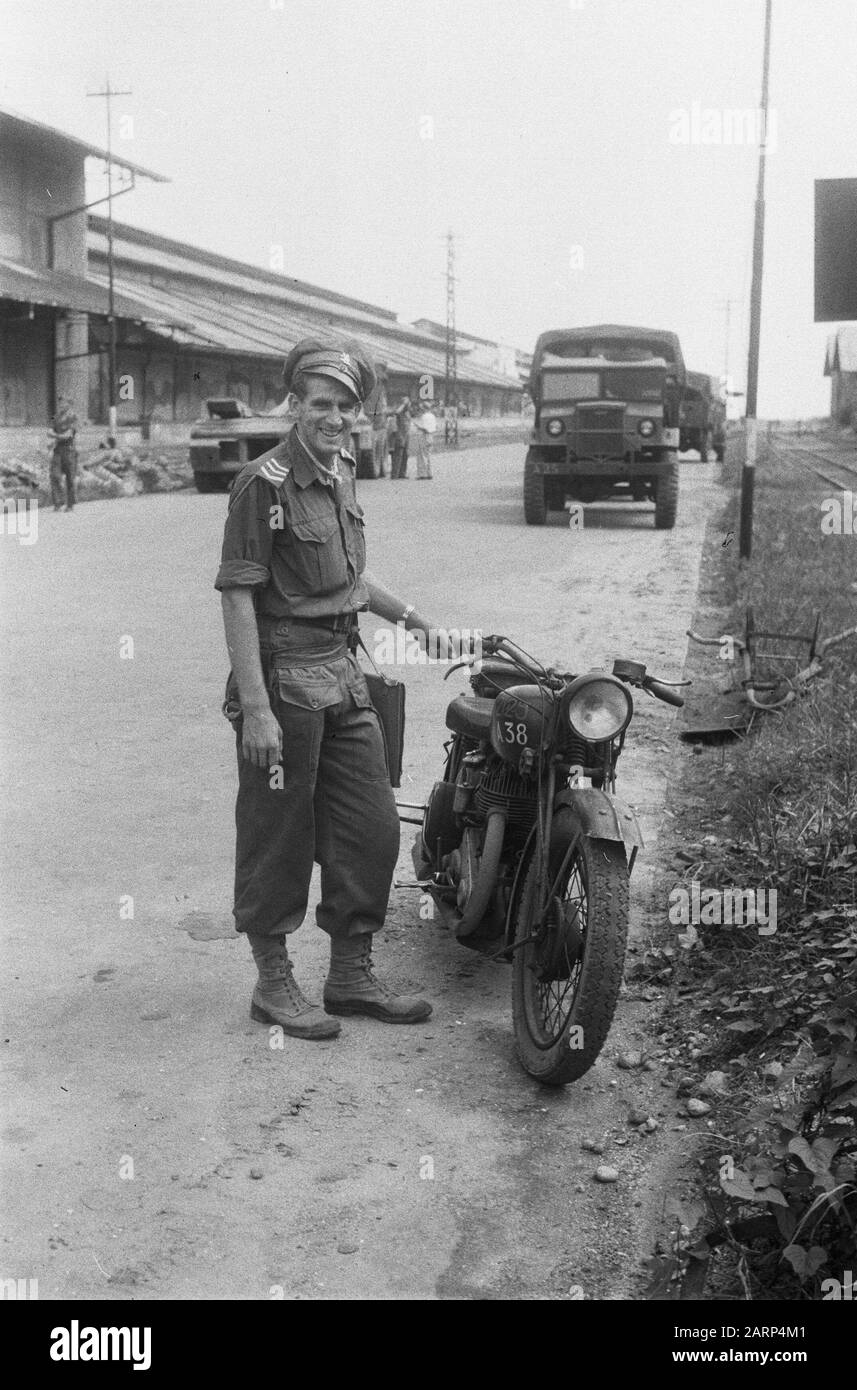 Un sergente ride al fotografo, dietro di lui pilota e camion (Tandjong Priok?) Data: 1947 posizione: Indonesia, Indie Orientali olandesi Foto Stock