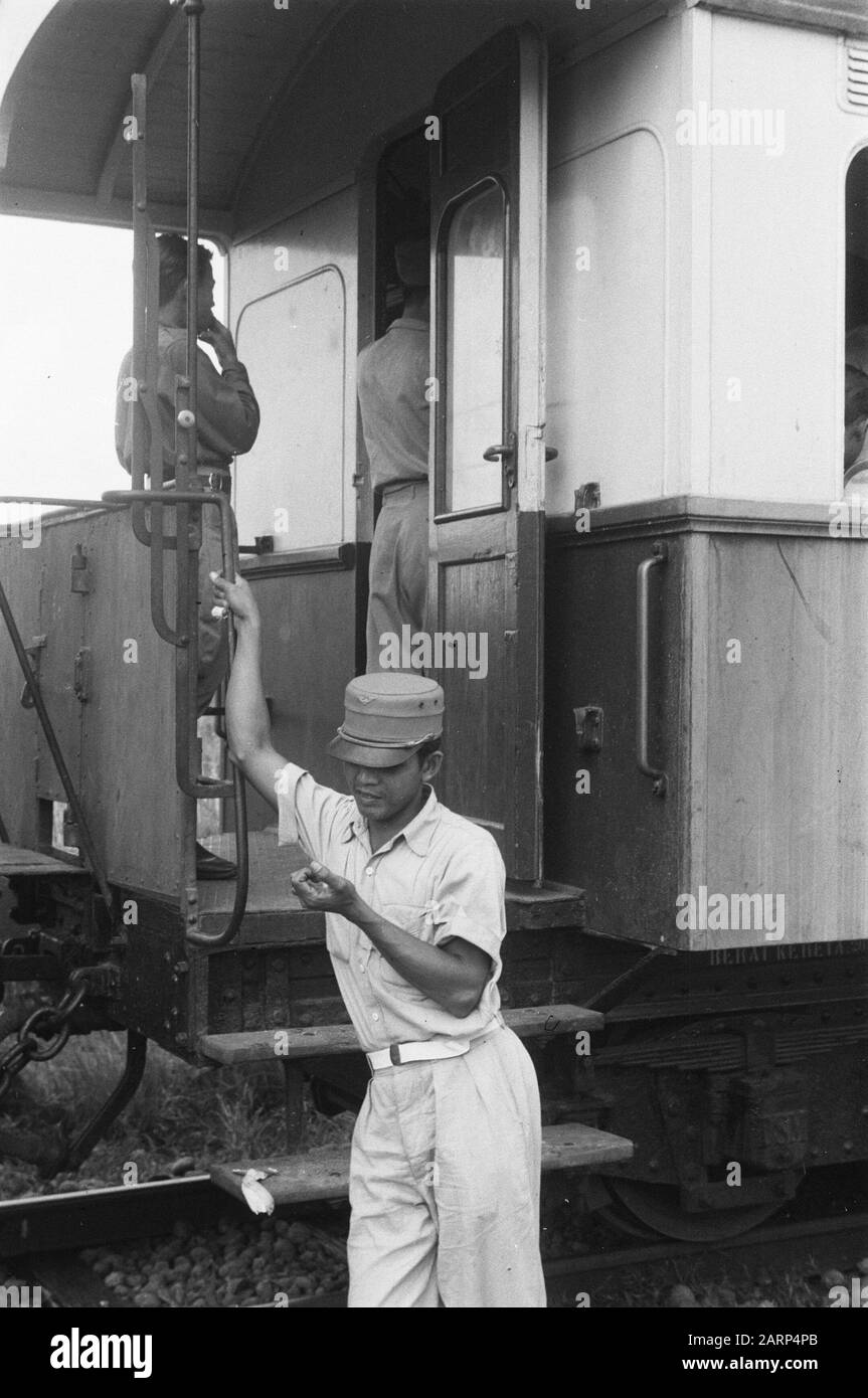 Operatore ferroviario (direttore d'orchestra?) by railcar Data: 1947/01/01 luogo: Indonesia, Indie Orientali olandesi Foto Stock