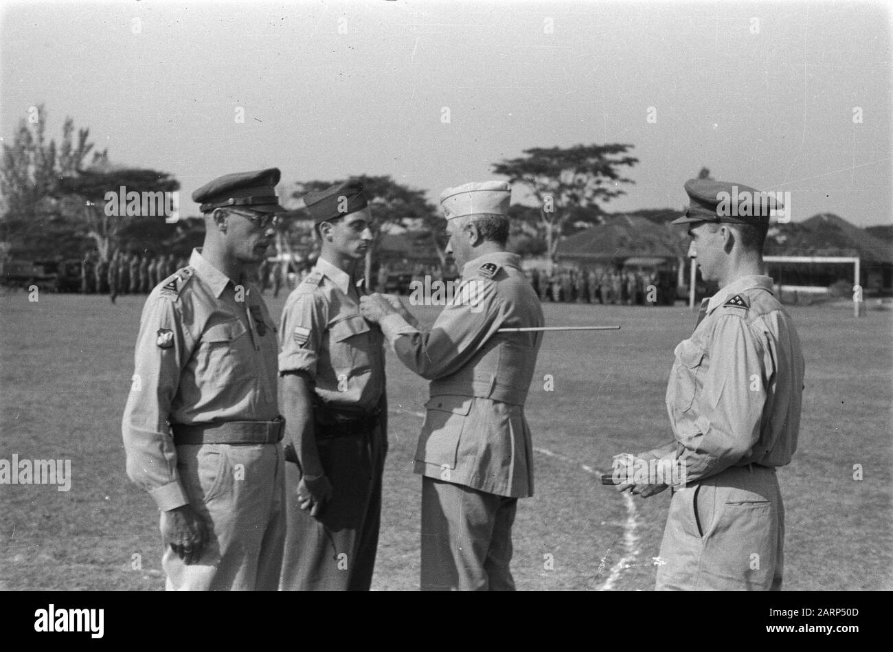 Premi premio per Il Maggiore Luchsinger e tenente Bos a Bandoeng Che Premia i premi Bronze Lion e Bronze Star per Il Maggiore Luchsinger e il tenente 1st Forest. General De Waal fa girare un tenente 1st A.D. Bos di 1-3 R.I (Aquarians) le decorazioni appartenenti al premio americano Bronze Star su Annotation: Left: Major G.S.K.L. Luchsinger. Bos ricevette il premio americano per la sua performance durante un'azione di successo in Europa occidentale, tra il 25 dicembre 1944 e il 24 gennaio 1945, quando guidò una società di supporto al battaglione 3rd della 2nd American Armored Division. Data: 2 Novembre 1946 Luogo: Foto Stock