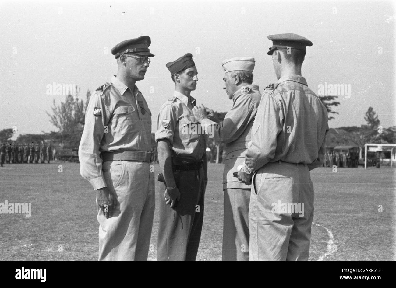 Premi premio per Il Maggiore Luchsinger e tenente Bos a Bandoeng Che Premia i premi Bronze Lion e Bronze Star per Il Maggiore Luchsinger e il tenente 1st Forest. General De Waal fa girare un tenente 1st A.D. Bos di 1-3 R.I (Aquarians) le decorazioni appartenenti al premio americano Bronze Star su Annotation: Left: Major G.S.K.L. Luchsinger. Bos ricevette il premio americano per la sua performance durante un'azione di successo in Europa occidentale, tra il 25 dicembre 1944 e il 24 gennaio 1945, quando guidò una società di supporto al battaglione 3rd della 2nd American Armored Division. Data: 2 Novembre 1946 Luogo: Foto Stock