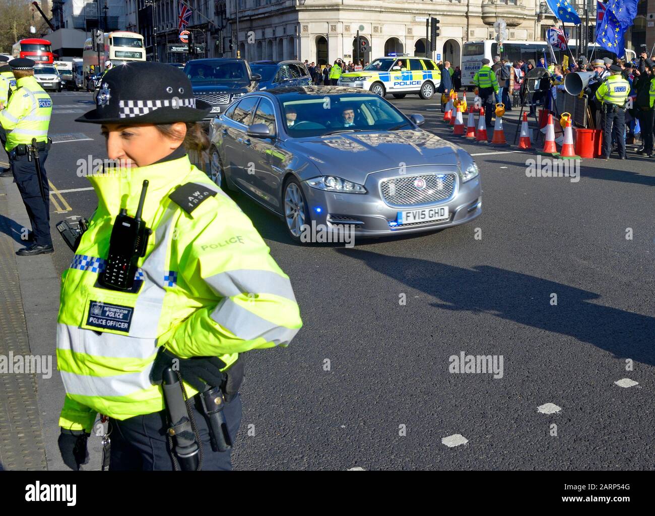 Londra, Regno Unito. 29th Gen 2020. Il primo ministro Boris Johnson arriva al Parlamento per le domande del primo ministro, circondato da una pesante presenza di polizia e da manifestanti anti anti anti-Brexit. Credit: Pjrfoto/Alamy Live News Foto Stock