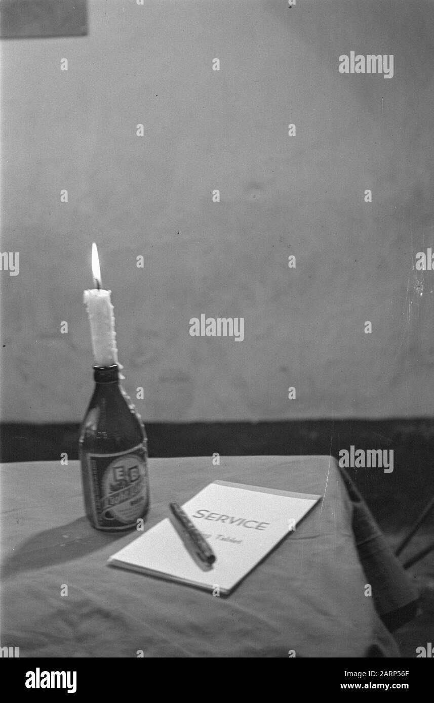 Vita ferma. Candela in bottiglia di birra, poi taccuino con penna Data: 1947/01/01 luogo: Indonesia, Indie orientali olandesi Foto Stock