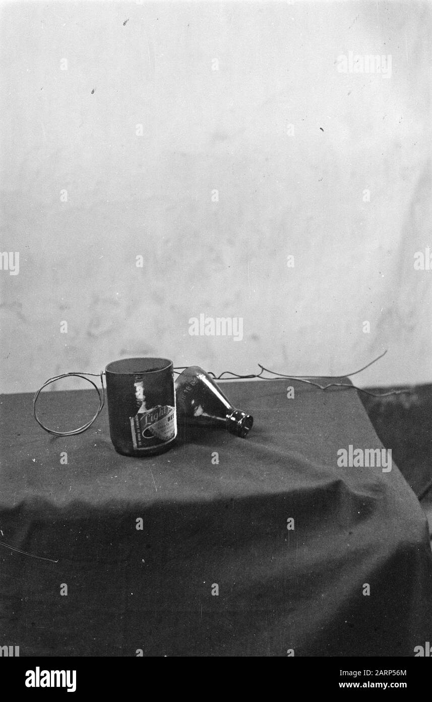 Bottiglia di birra segata con filo Data: 1947/01/01 Ubicazione: Indonesia, Indie Orientali Olandesi Foto Stock