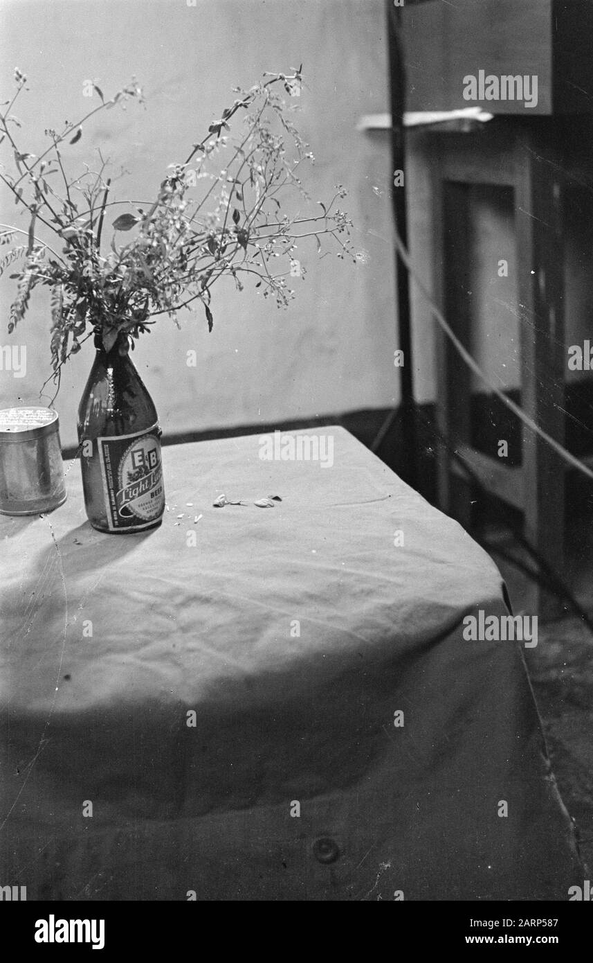 Vita ferma. Bottiglia di birra con ramoscelli Data: 1947 Località: Indonesia, Indie Orientali Olandesi Foto Stock