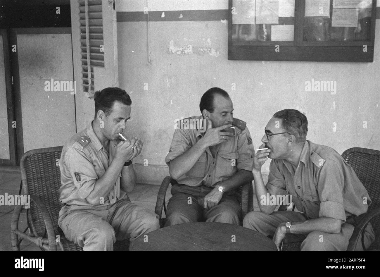 Foto ritratto (varie) [foto passaporto] Capitano, tenente 2nd e un uomo senza segni graduali sigarette fumanti seduti in una zona salotto Annotazioni: Si verificano in de passaporto serie foto Data: 1947/01/01 luogo: Indonesia, Indie orientali olandesi Foto Stock