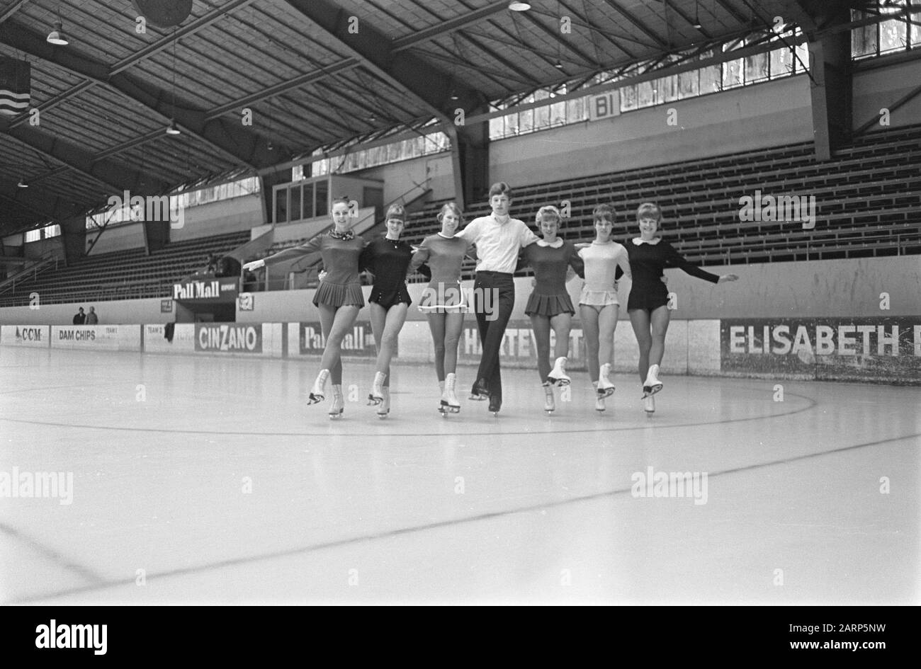 Dutch Figure Skating Championships 1967 at the Hokij (Housrenthallen) in the Hague V.l.n.r. i partecipanti Anneke Heyt, Willy de Zoete, Marie Jouwstra, Arnoud Hendriks, Rieneke Zenijk, Anneke Roel e Astrid Feiertag Annotation: Arnoud Hendriks era l'unico maschio Data: 15 marzo 1967 Location: Zuid-Haag, Olanda parole Chiave: Danza del ghiaccio, pattinaggio, sport Nome Persona: Feiertag, Astrid, Hendriks, Arnoud, Heyt, Anneke, Jouwstra, Marie, Roel, Anneke, Zeneke, Zoet, Willy de Foto Stock