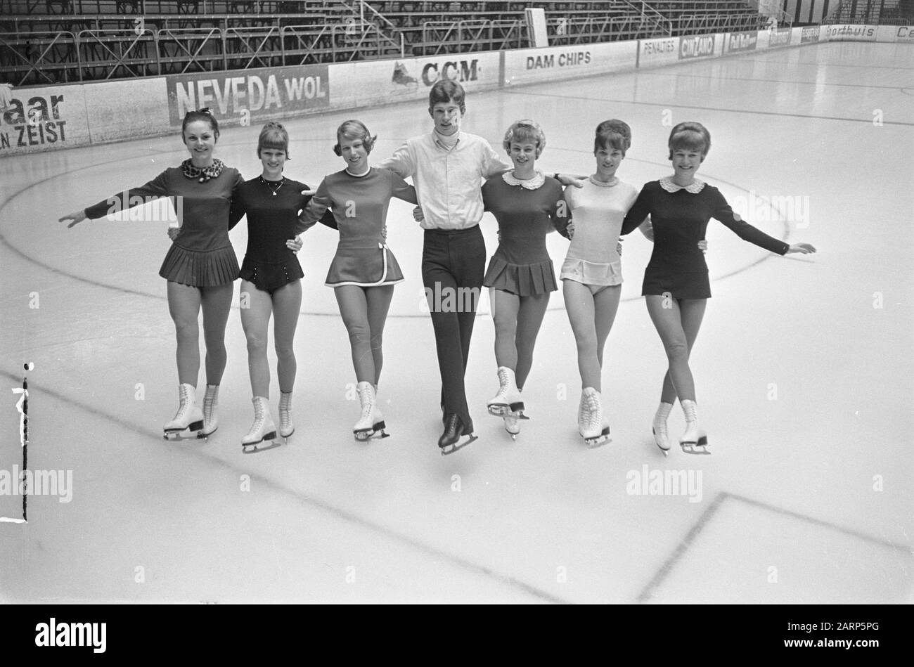 Dutch Figure Skating Championships 1967 at the Hokij (Housrenthallen) in the Hague V.l.n.r. i partecipanti Anneke Heyt, Willy de Zoete, Marie Jouwstra, Arnoud Hendriks, Rieneke Zenijk, Anneke Roel e Astrid Feiertag Annotation: Arnoud Hendriks era l'unico maschio Data: 15 marzo 1967 Location: Zuid-Haag, Olanda parole Chiave: Danza del ghiaccio, pattinaggio, sport Nome Persona: Feiertag, Astrid, Hendriks, Arnoud, Heyt, Anneke, Jouwstra, Marie, Roel, Anneke, Zeneke, Zoet, Willy de Foto Stock