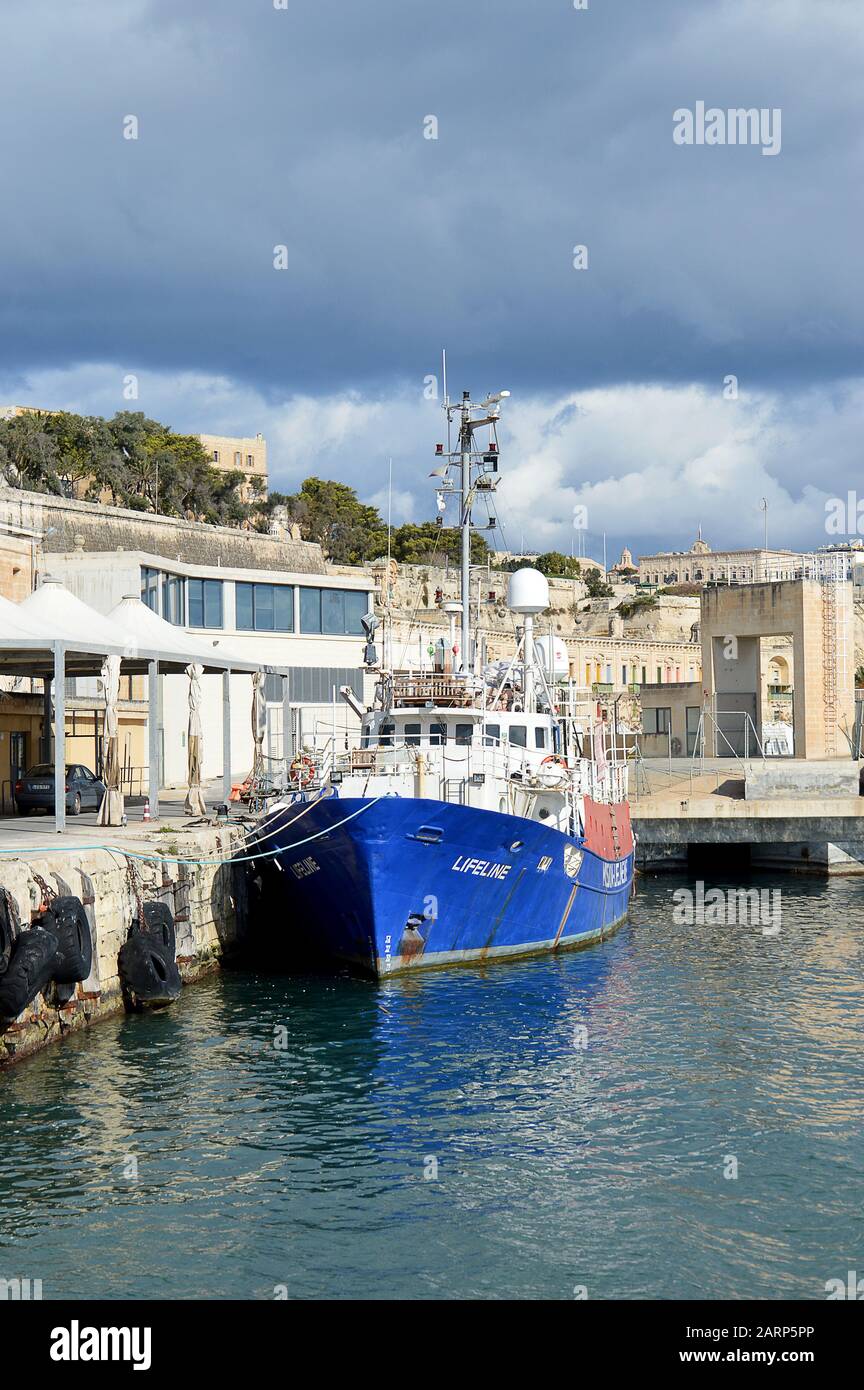 Valletta, MALTA - 11 GENNAIO 2020: Ex nave di ricerca per la pesca costruita ad Aberdeen e operante nelle acque scozzesi, il Clupea è stato venduto alla ONG tedesca Sea-Watch e convertito in nave di salvataggio per i migranti nel Mediterraneo. Nel 2016 è stato venduto a Mission Lifeline e rinominato Lifeline. Dopo essere stato rifiutato l'ingresso in Italia con 239 migranti a bordo, è stato permesso a Malta dove è stato sequestrato a causa di appropriazione impropria e di un sequestro di bandiera con il capitano Claus-Peter Reisch, arrestato e rilasciato su cauzione. Foto Stock