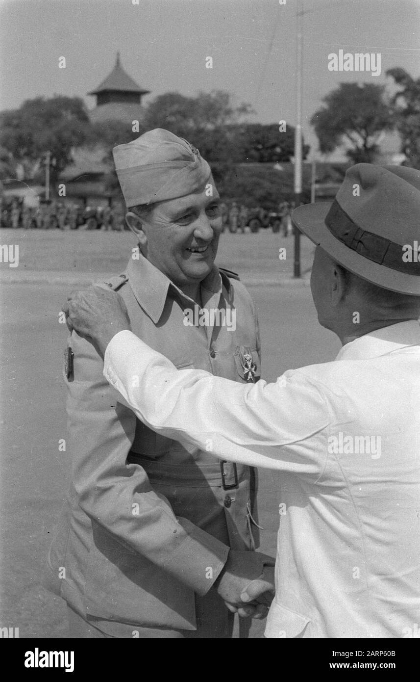 La Premiazione di MWO a Semarang General J.K. Meyer, insignito Dell'Ordine militare di William, è congratulato da un cittadino Data: 21 agosto 1948 Località: Indonesia , Indie orientali olandesi, Semarang Foto Stock