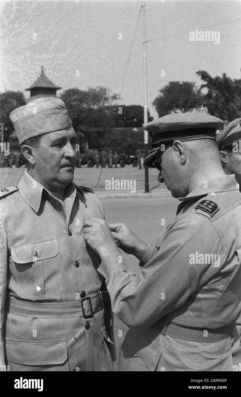 Grande Generale J.K. Meyer ottiene le decorazioni dell'Ordine militare di William Pin Data: 21 agosto 1948 Località: Indonesia, Olandese-India, Semarang Foto Stock