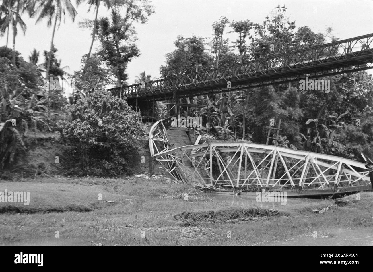 Restaurata sezione ponte su un fiume. La parte distrutta si trova nel letto del fiume Data: 1947/01/01 Ubicazione: Indonesia, Indie Orientali Olandesi Foto Stock