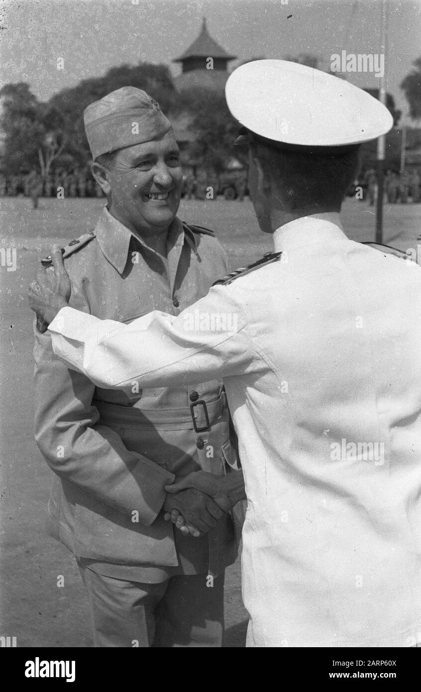 Cerimonia di premiazione del MWO a Semarang General J.K. Meyer, insignito dell'Ordine militare di William, è congratulato da un ufficiale navale Data: 21 agosto 1948 luogo: Indonesia, Indie orientali olandesi, Semarang Foto Stock