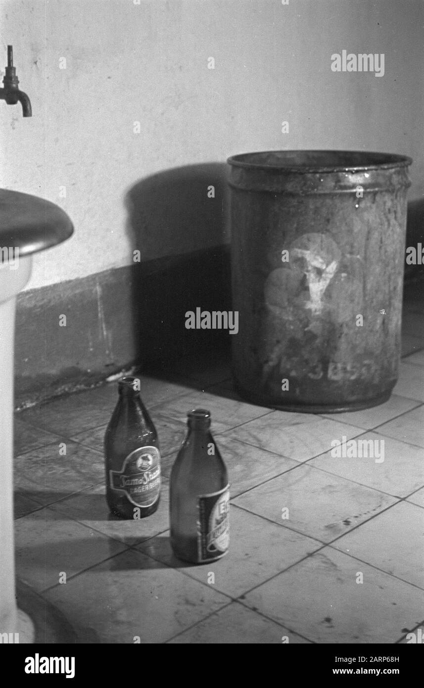Vita ferma. Due bottiglie di birra in una tazza di gabinetto Data: 1947/01/01 luogo: Indonesia, Indie orientali olandesi Foto Stock