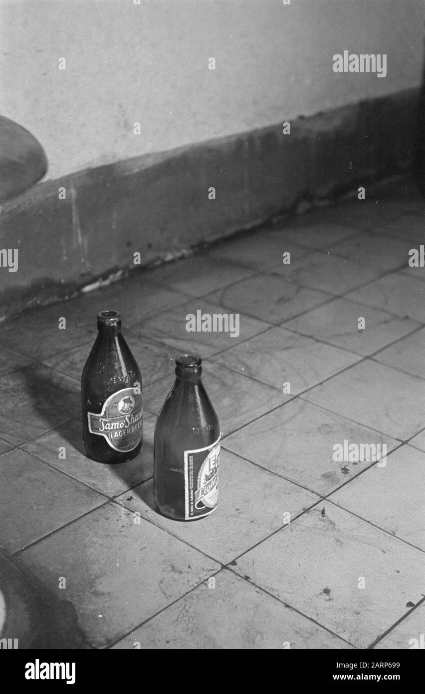 Vita ferma. Due bottiglie di birra in una tazza di gabinetto Data: 1947/01/01 luogo: Indonesia, Indie orientali olandesi Foto Stock