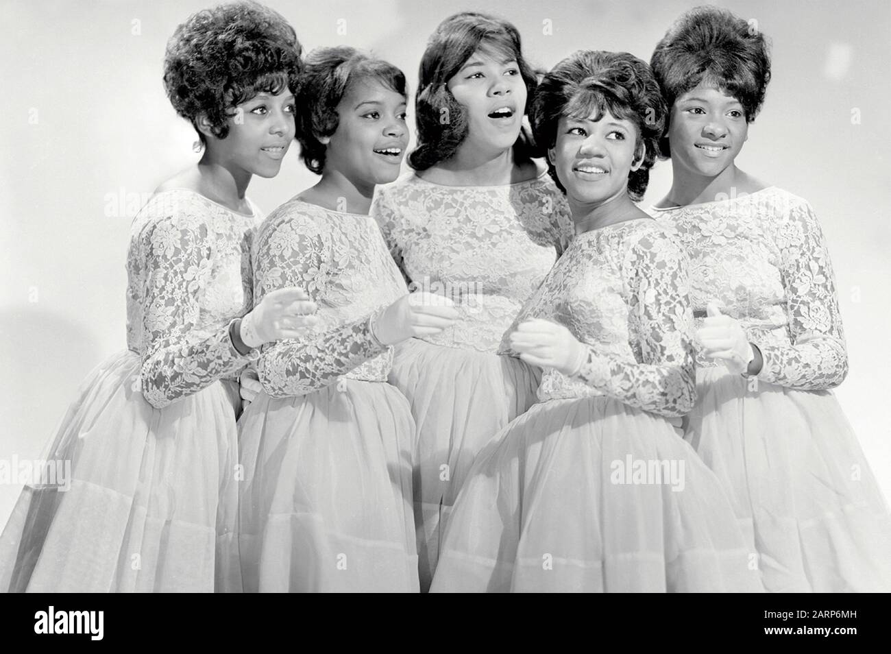 LA FOTO promozionale DEI CRISTALLI del gruppo vocale americano circa 1963 Foto Stock