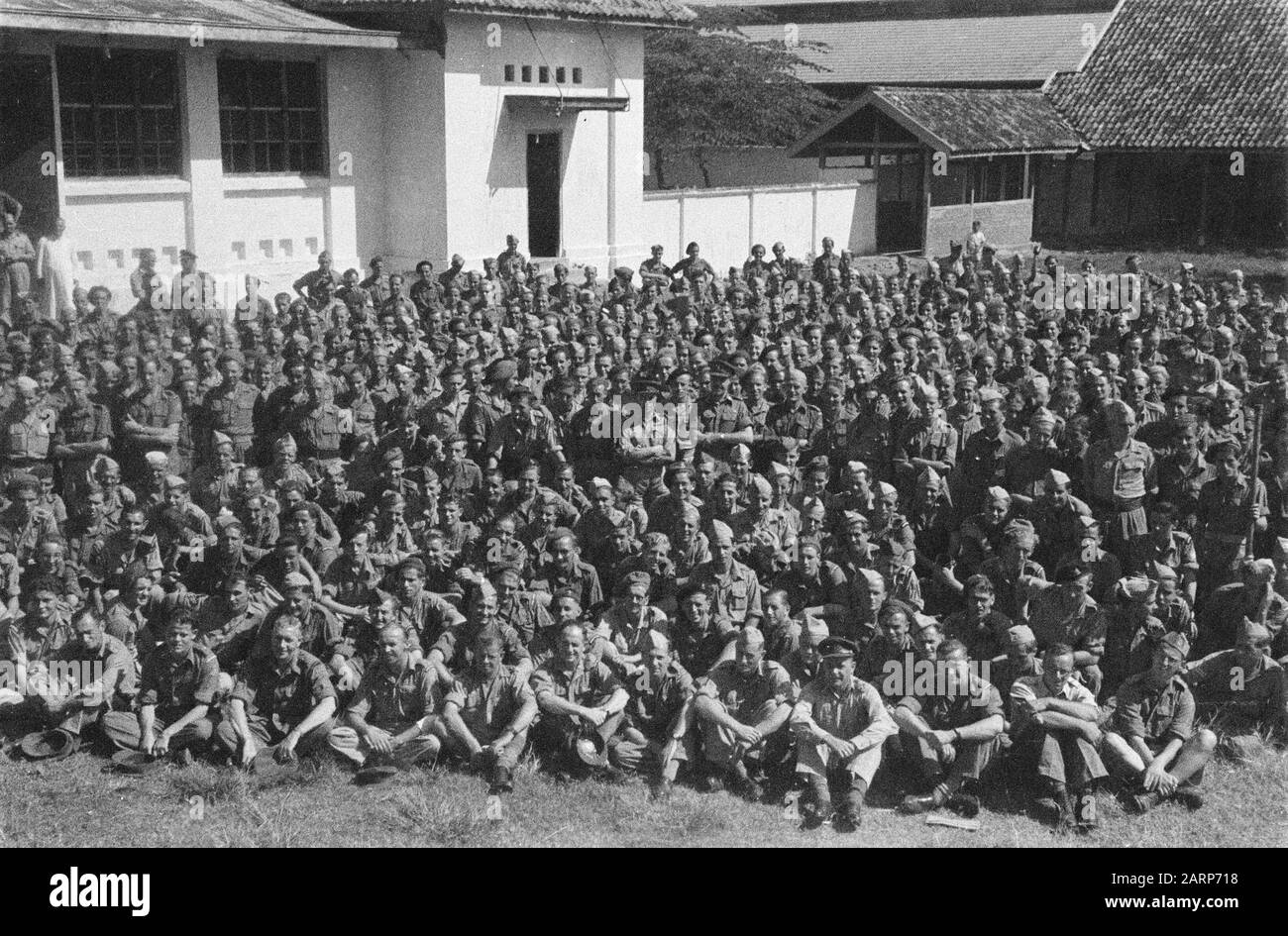 Gruppo molto grande di militanti olandesi che guardano una performance o ascoltano un discorso Data: 1947/01/01 luogo: Indonesia, Indie orientali olandesi : Unknown/DLC Foto Stock