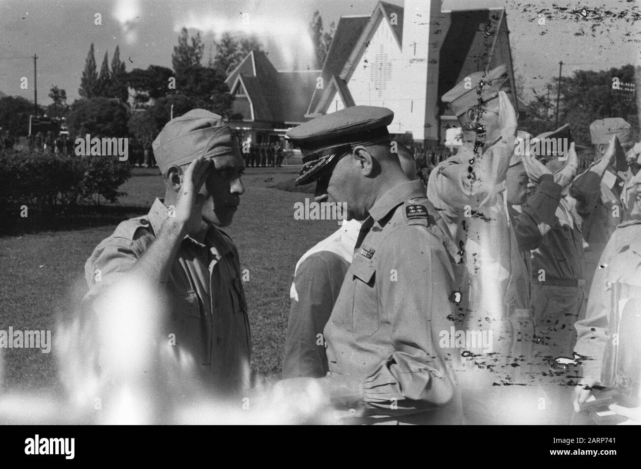 Cerimonia di premiazione al Burg. Piazza del Vescovo a Batavia il generale Spoor premia i premi al Burg. Piazza del Vescovo a Batavia. Soldato da assegnare porta il saluto militare Data: 22 Gennaio 1948 luogo: Indonesia, Indie Orientali Olandesi Foto Stock