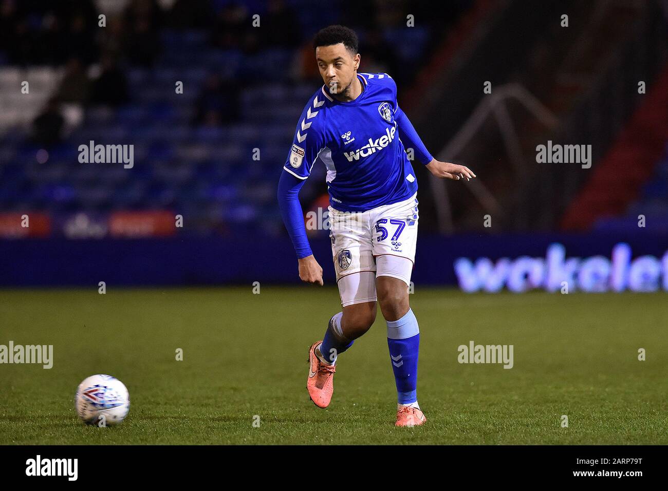 Oldham, INGHILTERRA - GENNAIO 28th Cameron Borthwick-Jackson di Oldham Athletic durante la partita Sky Bet League 2 tra Oldham Athletic e Mansfield Town al Boundary Park, Oldham Martedì 28th Gennaio 2020. (Credit: Eddie Garvey | Mi News) Foto Stock