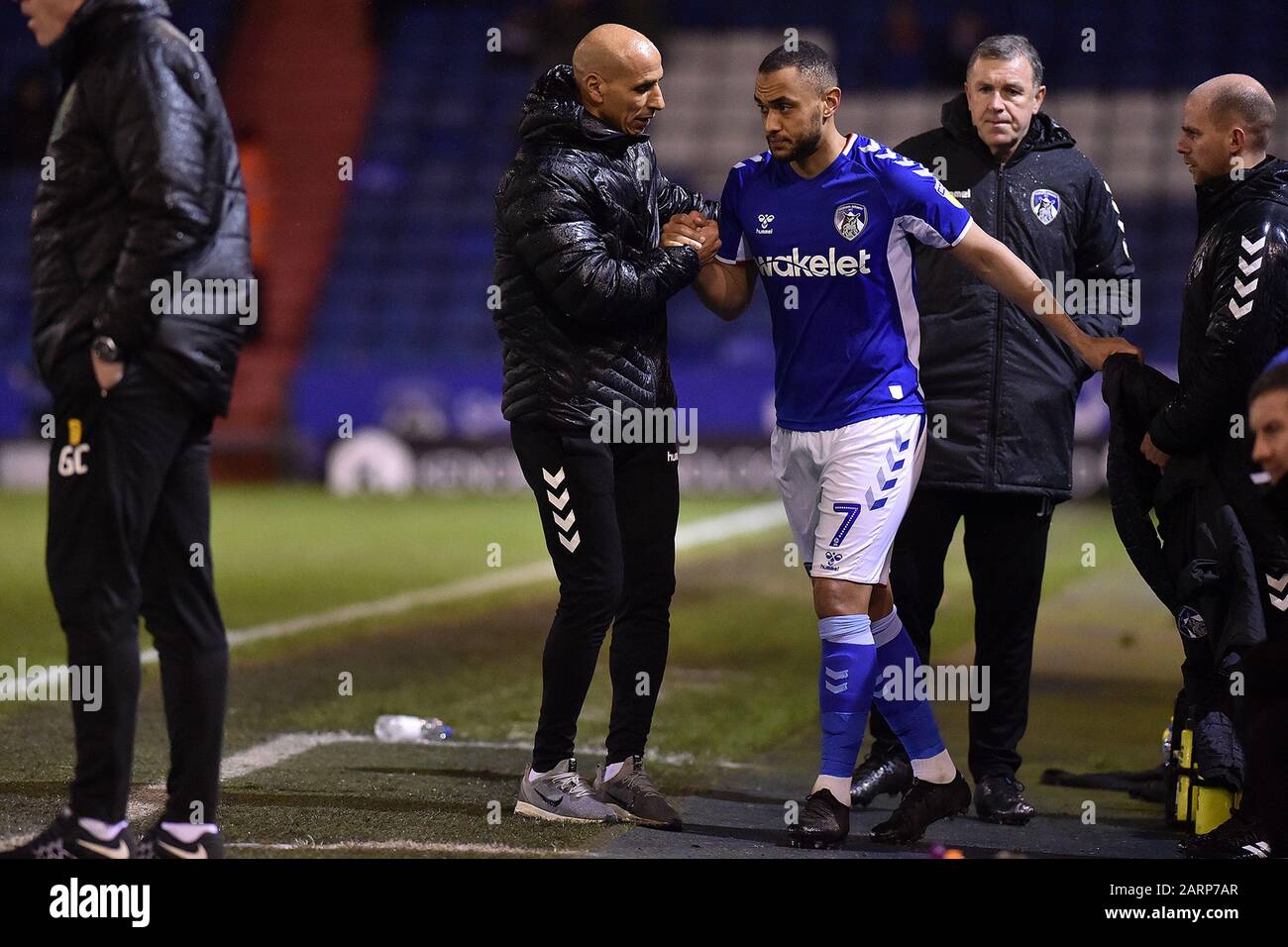 Oldham, INGHILTERRA - GENNAIO 28th Dino Maamia (responsabile) di Oldham Athletic e Johan Branger di Oldham Athletic durante la partita Sky Bet League 2 tra Oldham Athletic e Mansfield Town a Boundary Park, Oldham martedì 28th gennaio 2020. (Credit: Eddie Garvey | Mi News) Foto Stock