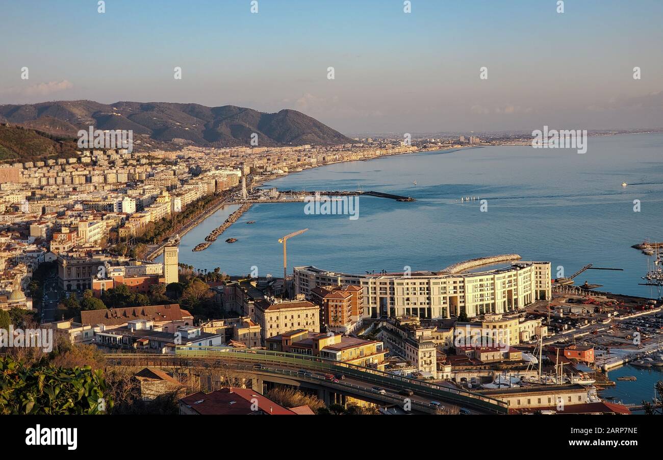 Veduta aerea della città di Salerno, paesaggio panasonic, costa sud italiana, campania Foto Stock