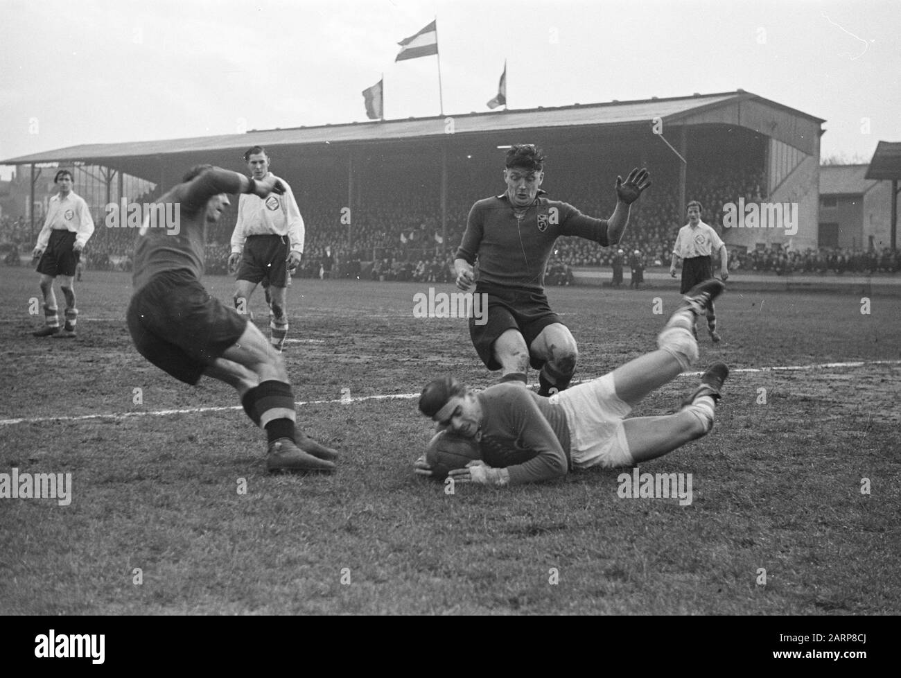 Diavoli Rossi Contro Gli Swallows 1-1. Keeper De Munck Red Annotation: ANVV De Zwaluwen era una sorta di Young Orange o Olanda B e tradizionalmente giocato su Mardi Gras una partita contro l'equivalente belga De Rode Devils Data: 10 febbraio 1948 luogo: Gand Parole Chiave: Personale di calcio: Munck, francese de Institutionname: Red Devils Foto Stock
