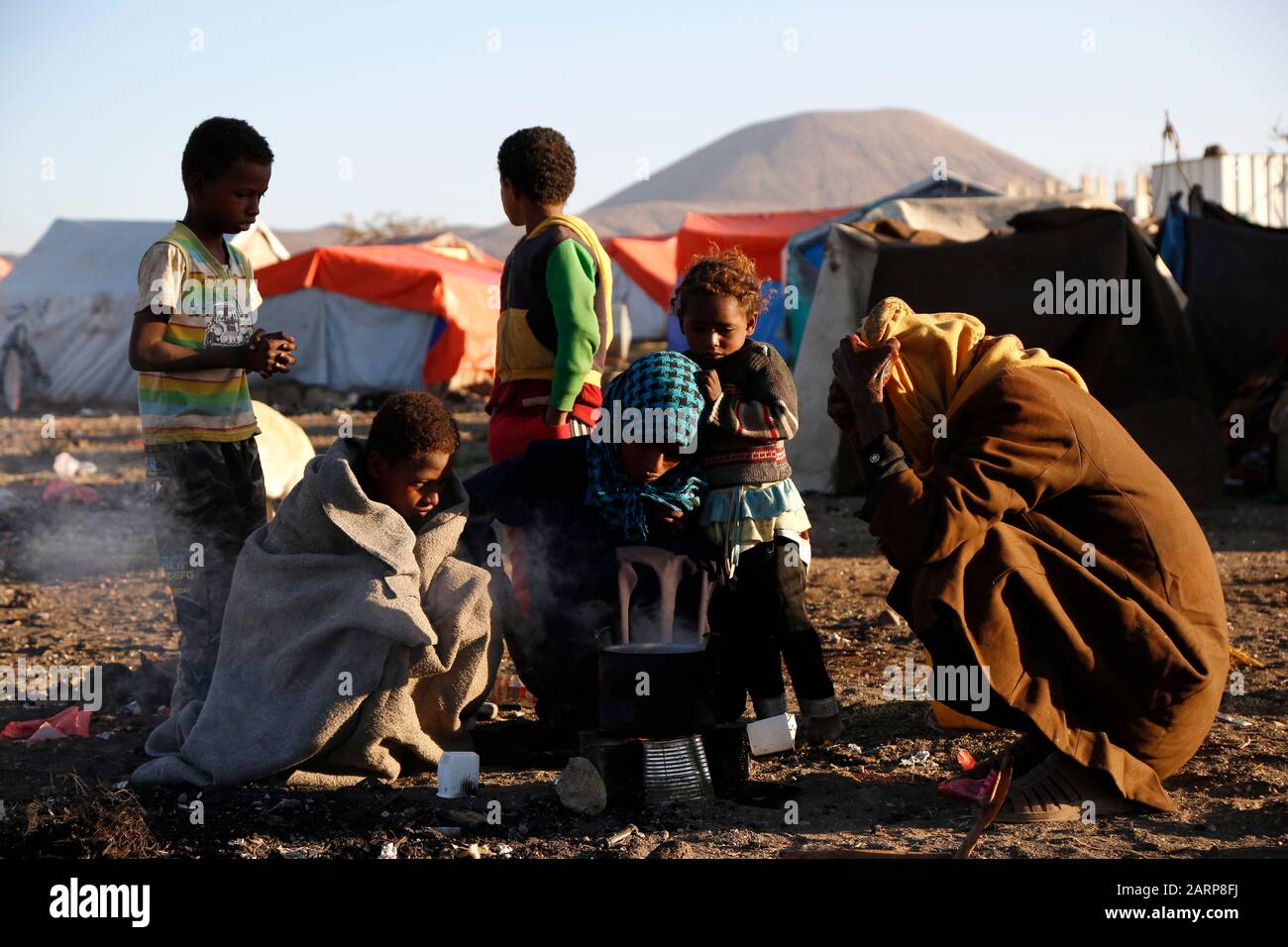 (200129) -- AMRAN, 29 gennaio 2020 (Xinhua) -- gli sfollati yemeniti cucinano la colazione al campo di spostamento di Darawan nella provincia di Amran, a nord di Sanaa, Yemen, 29 gennaio 2020. Circa l'80% degli yemeniti ha bisogno di un sostegno salvavita, Stephane Dujarric, portavoce del Segretario generale delle Nazioni Unite Antonio Guterres, ha dichiarato il 13 gennaio. (Foto Di Mohammed Mohammed/Xinhua) Foto Stock