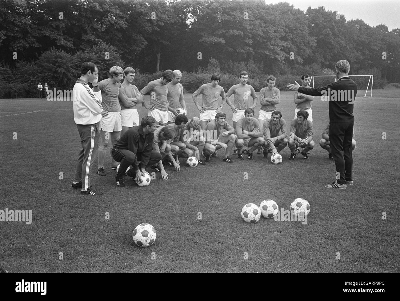 Formazione selezione di squadre olandesi per partita contro la Polonia, in Zeist Data: 19 Agosto 1969 posizione: Utrecht, Zeist Parole Chiave: Sport, allenamento, calcio Foto Stock