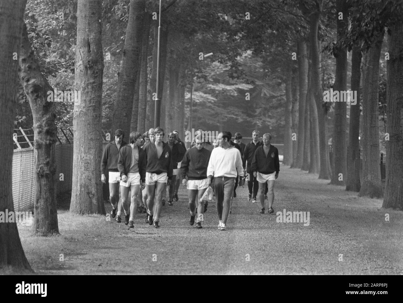 Formazione selezione della squadra olandese per partita contro la Polonia, in Zeist Data: 19 Agosto 1969 posizione: Utrecht, Zeist Parole Chiave: Sport, allenamento, calcio Nome utente: Treytel, Eddie Foto Stock