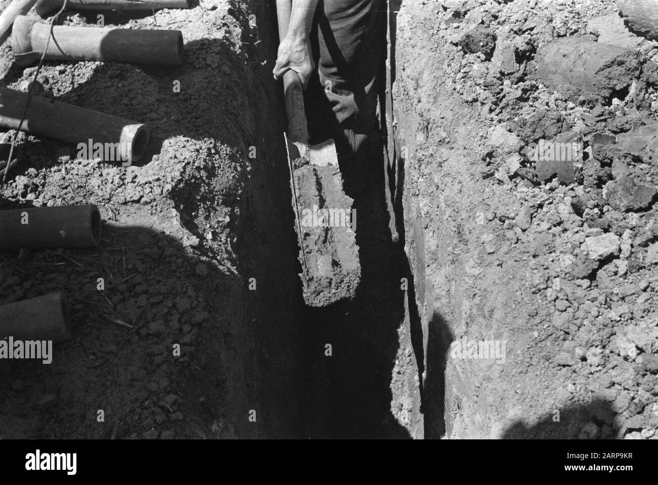 Tubi di drenaggio, fessure di drenaggio, lavoratori, lavoro Data: 1948 Località: Zeeland Parole Chiave: Lavoratori, tubi di drenaggio, fessure di drenaggio, lavoro Foto Stock