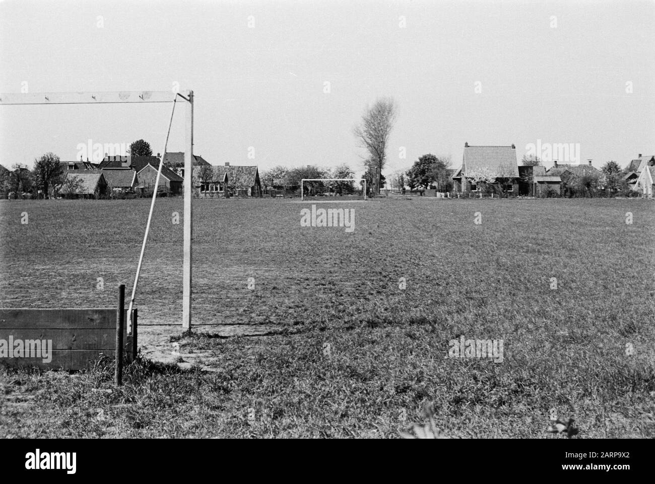 Campi sportivi, Groningen Data: Maggio 1949 luogo: Groningen, Midwolda Parole Chiave: Campi sportivi Foto Stock