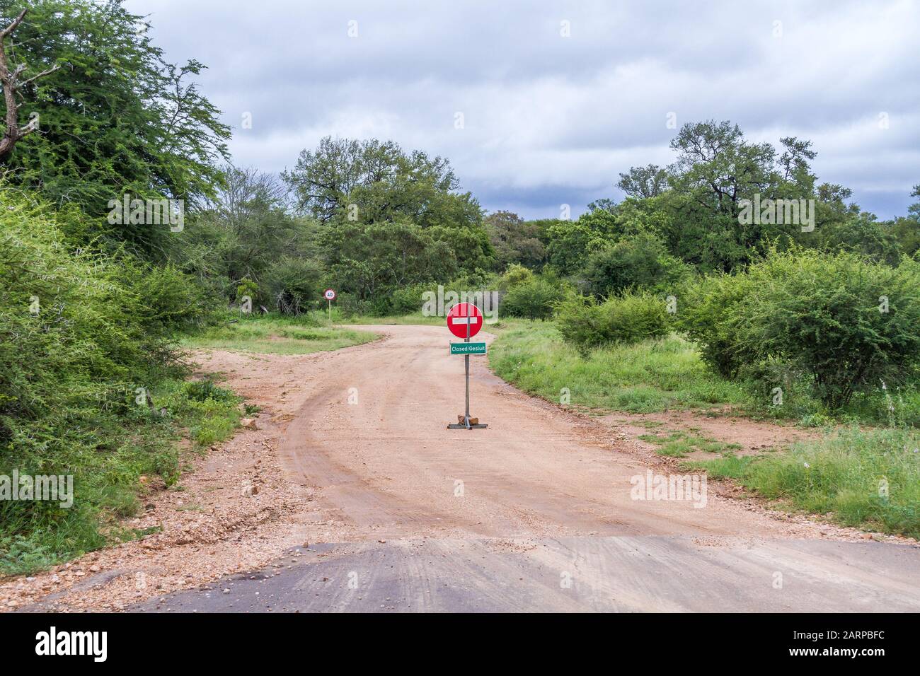 Forti piogge estive stagionali nel Parco Nazionale Kruger in Sud Africa causano la chiusura di strade sterrate nel parco immagine in formato orizzontale Foto Stock