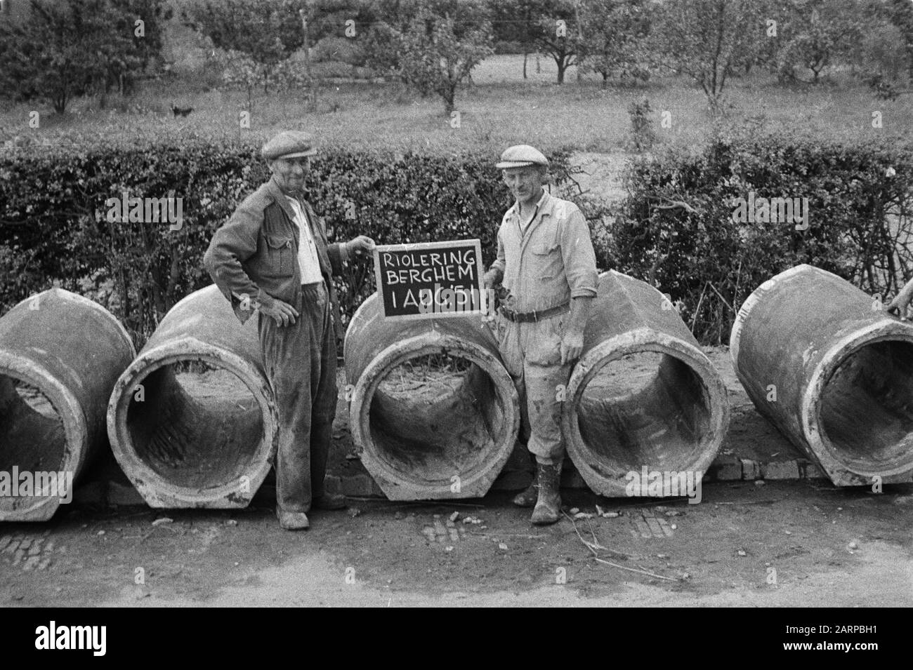 Error costruito fognatura Data: Agosto 1951 luogo: Berghem Parole Chiave: Lavoratori, giardinaggio, subacquei, tombe e demone di fossati, fogne di posa, normalizzazione dei flussi, fogne Foto Stock