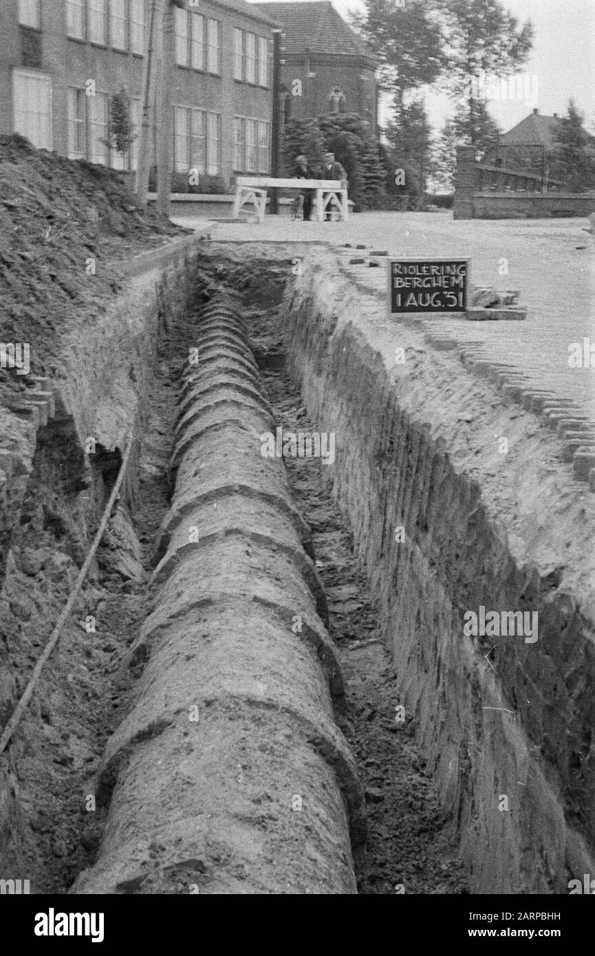 Error costruito fognatura Data: Agosto 1951 luogo: Berghem Parole Chiave: Lavoratori, giardinaggio, subacquei, tombe e demone di fossati, fogne di posa, normalizzazione dei flussi, fogne Foto Stock
