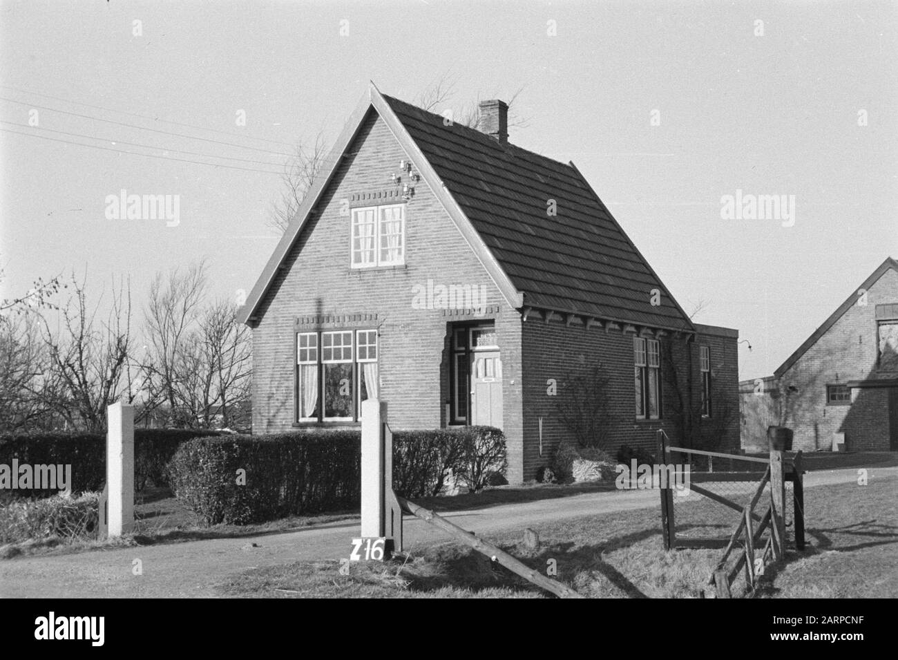 Punti fissi Culturtechnische dienst Casa di fattoria a Zijpe (Swailverland Zijpe- en Hazepolder) Annotazione: Z-16. Noord-Holland Parole Chiave: Consolidamento del terreno, modifiche del terreno Foto Stock Punti fissi Culturtechnische dienst Casa di fattoria a Zijpe (Swailverland Zijpe- en Hazepolder) Annotazione: Z-16. Noord-Holland Parole Chiave: Consolidamento del terreno, modifiche del terreno Foto Stock