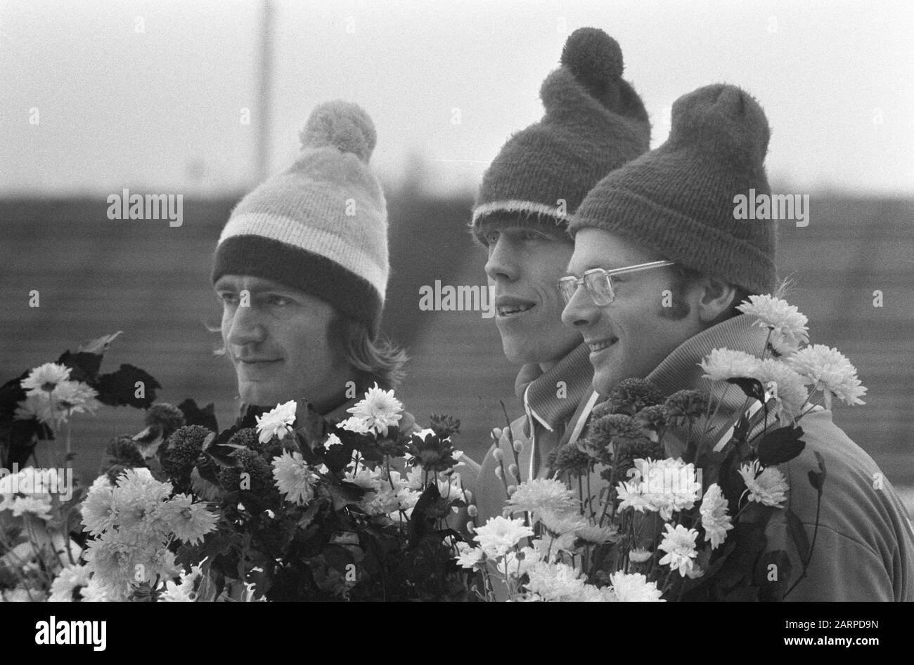 Campionati olandesi per pattinare donne e uomini dilettanti ad Assen V.L.n.r. Kleine, Derksen e Kuipers con fiori alla cerimonia di premiazione Data: 12 gennaio 1974 Località: Assen, Drenthe Parole Chiave: Fiori, campionati, premi, pattinaggio su ghiaccio, skater, nome Della Persona sportiva: Derksen, Jan, Kleine, Piet, Kuipers, Harm Foto Stock